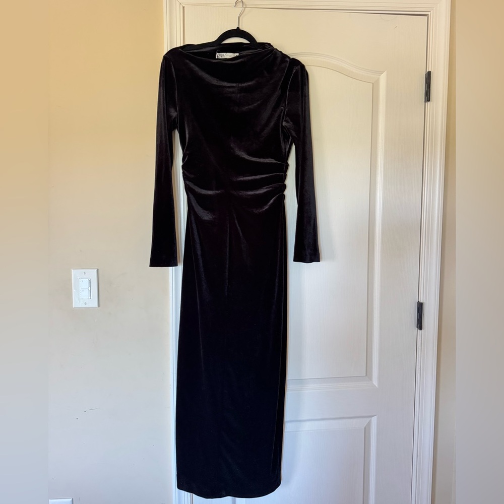 Elegant Black Velvet Zara Dress
Size Small
Worn Once